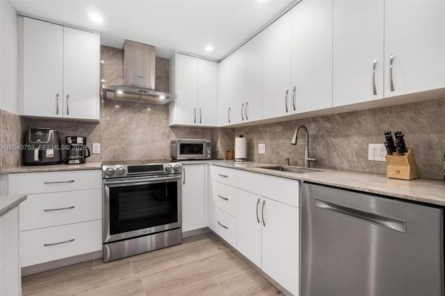 90 Edgewater Dr PH03, Coral Gables, FL 33133