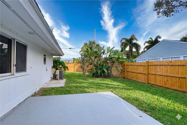 2025 9th Place, Vero Beach, FL 32960
