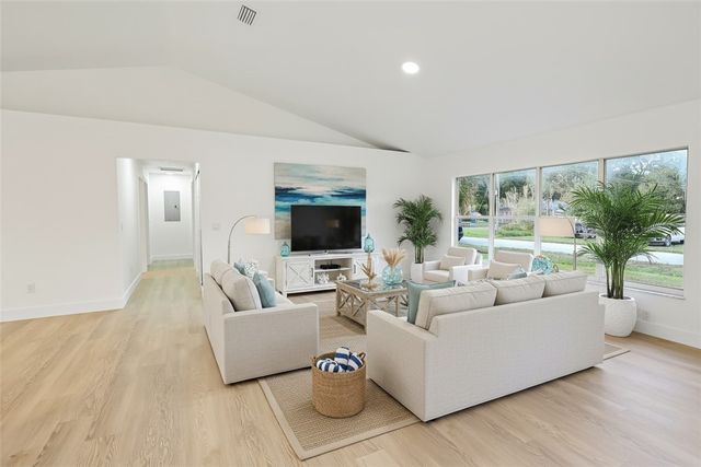 2025 9th Place, Vero Beach, FL 32960