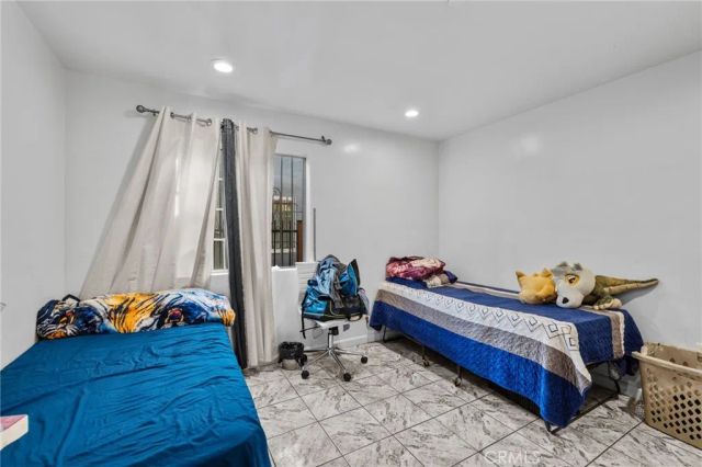 879 E 40th Place, Los Angeles, CA 90011