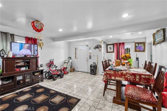 879 E 40th Place, Los Angeles, CA 90011