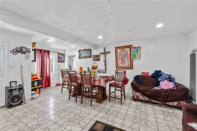 879 E 40th Place, Los Angeles, CA 90011