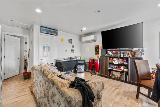 879 E 40th Place, Los Angeles, CA 90011