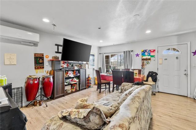 879 E 40th Place, Los Angeles, CA 90011