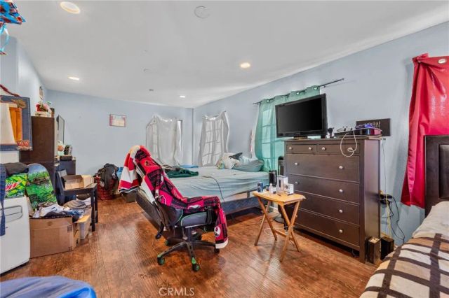 879 E 40th Place, Los Angeles, CA 90011