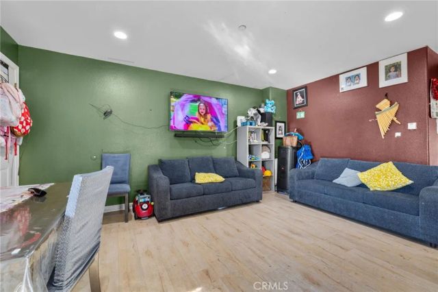 879 E 40th Place, Los Angeles, CA 90011