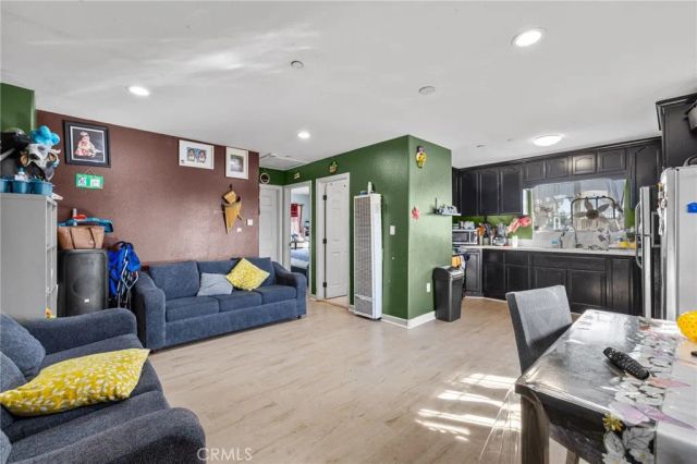 879 E 40th Place, Los Angeles, CA 90011