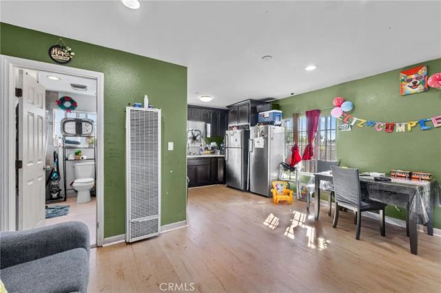 879 E 40th Place, Los Angeles, CA 90011