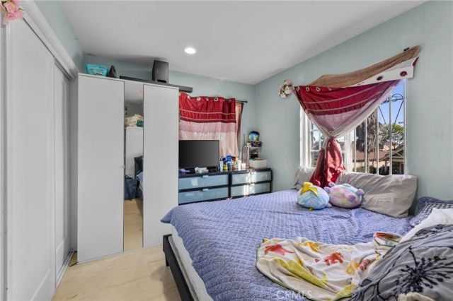 879 E 40th Place, Los Angeles, CA 90011