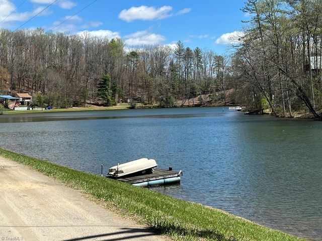 1274 Lakeshore Lane, Mount Airy, NC 27030