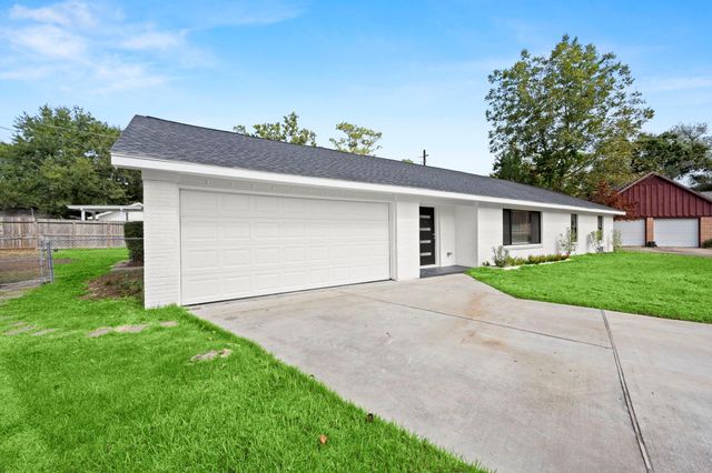 6 Pom Court, Spring Valley Village, TX 77055