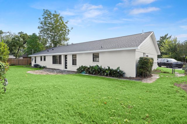 6 Pom Court, Spring Valley Village, TX 77055