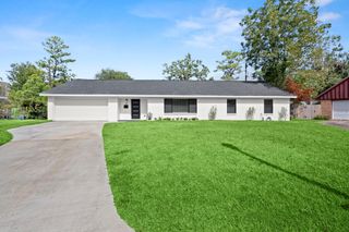 6 Pom Court, Spring Valley Village, TX 77055