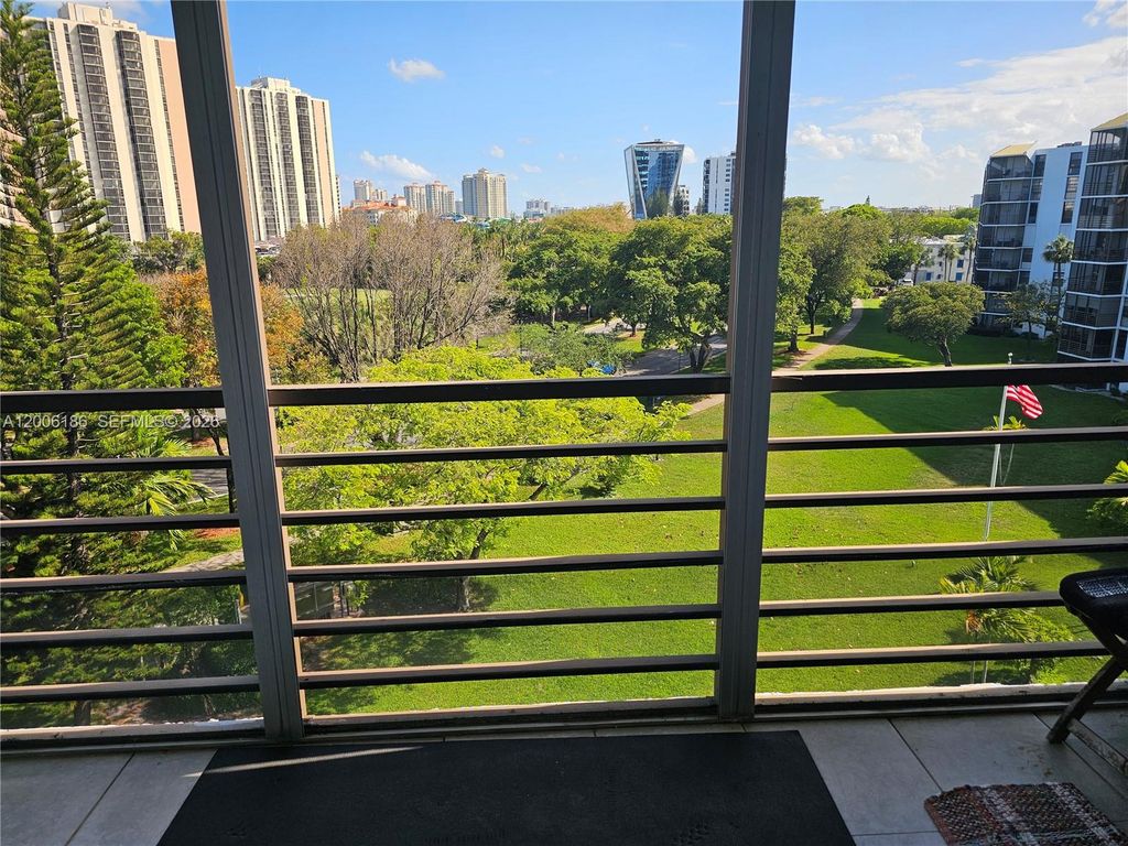 20500 W Country Club Dr 609, Aventura, FL 33180