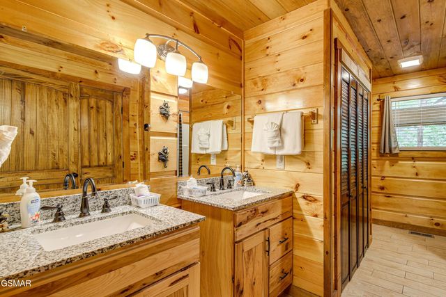 1046 Cheshire Court, Gatlinburg, TN 37738