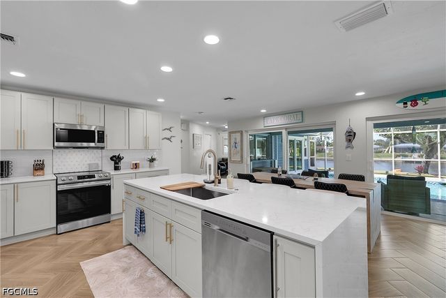 1221 SE 43rd TER, Cape Coral, FL 33904