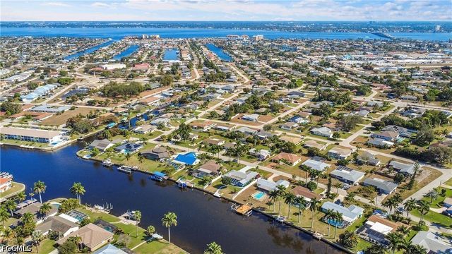 1221 SE 43rd TER, Cape Coral, FL 33904