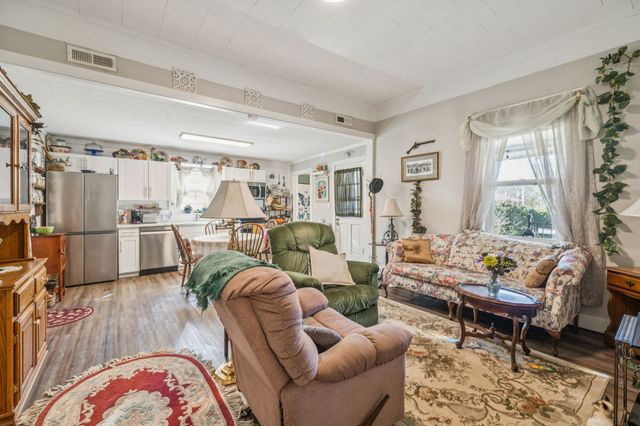 15 Cloverdale Ln, Hickman, TN 38567