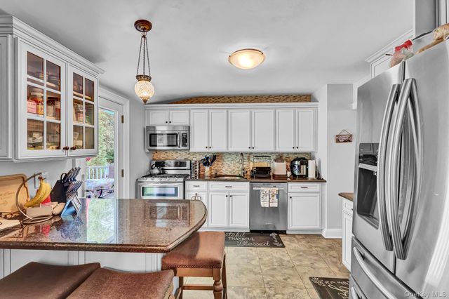 1 Cottontail Lane, East Setauket, NY 11733
