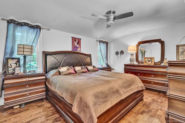 1 Cottontail Lane, East Setauket, NY 11733