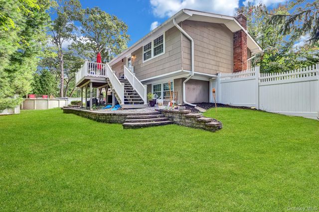 1 Cottontail Lane, East Setauket, NY 11733