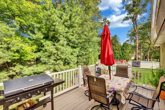 1 Cottontail Lane, East Setauket, NY 11733