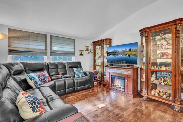 1 Cottontail Lane, East Setauket, NY 11733
