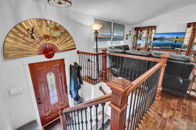 1 Cottontail Lane, East Setauket, NY 11733