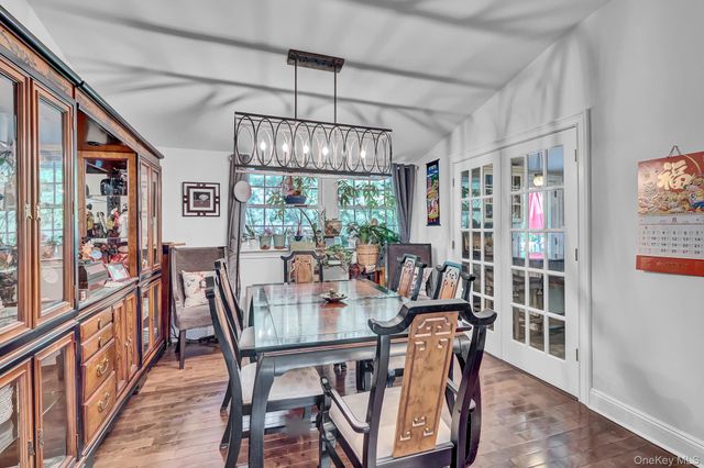 1 Cottontail Lane, East Setauket, NY 11733
