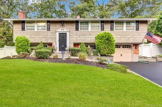 1 Cottontail Lane, East Setauket, NY 11733