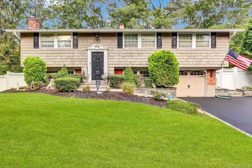 1 Cottontail Lane, East Setauket, NY 11733