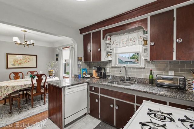 15982 Macarthur Street E, Redford Charter Township, MI 48239