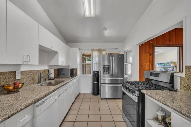 610 W 11th Avenue, Escondido, CA 92025