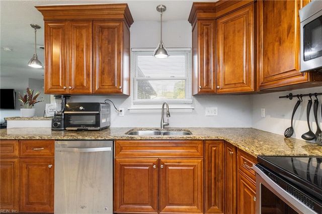 212 Cortland LN, Virginia Beach, VA 23452