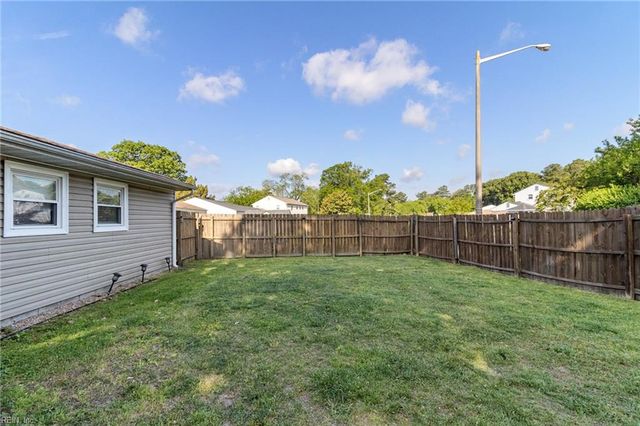 212 Cortland LN, Virginia Beach, VA 23452