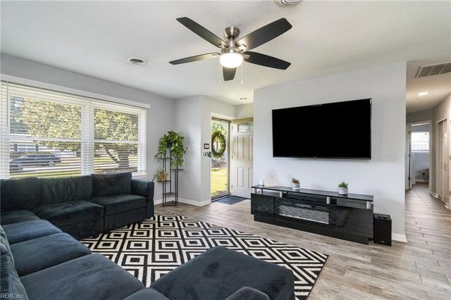 212 Cortland LN, Virginia Beach, VA 23452