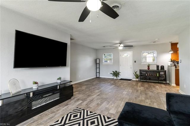 212 Cortland LN, Virginia Beach, VA 23452
