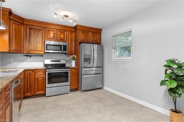 212 Cortland LN, Virginia Beach, VA 23452