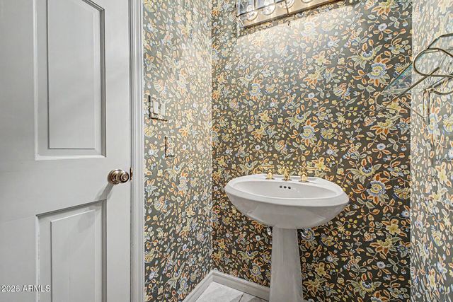 5988 N ECHO CANYON Drive, Phoenix, AZ 85018