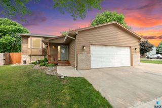 601 Perry Ln, Harrisburg, SD 57032