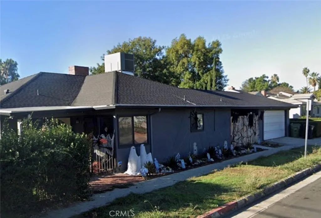 7027 Gloria Avenue, Lake Balboa, CA 91406