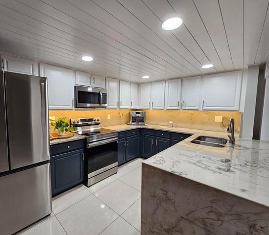 1104 SUMMIT TRAIL Circle D, West Palm Beach, FL 33415