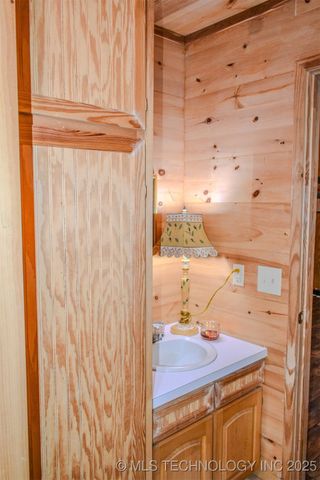 919 N 4210 Road, Hugo, OK 74743