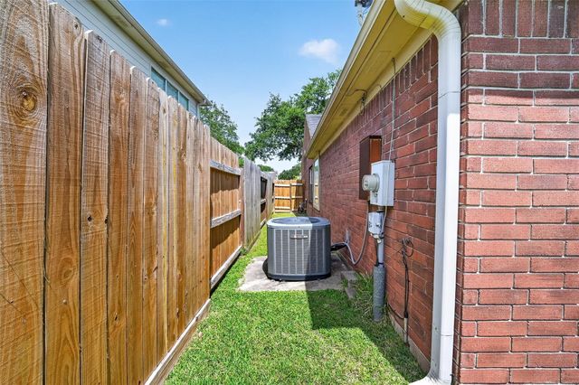 4004 S Dogwood Drive, Pearland, TX 77584