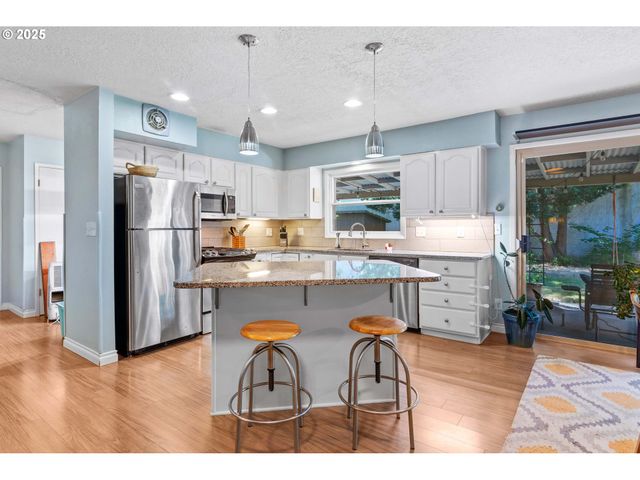 16230 Ne HOYT St, Portland, OR 97230