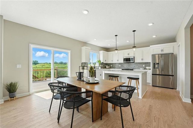 1005 SW Bluebird Lane, Oak Grove, MO 64075