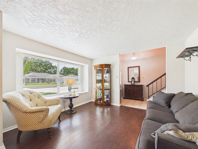 416 Meadowpoint Drive, League City, TX 77573