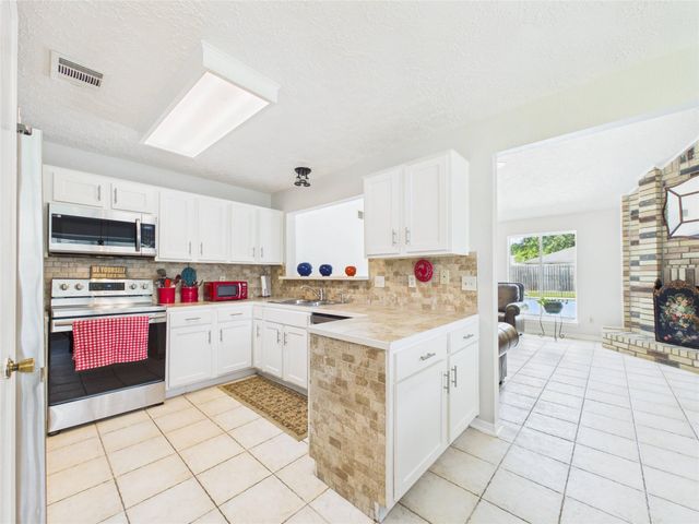 416 Meadowpoint Drive, League City, TX 77573