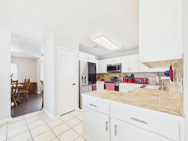 416 Meadowpoint Drive, League City, TX 77573