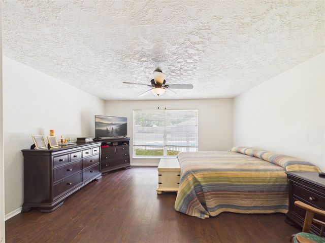 416 Meadowpoint Drive, League City, TX 77573